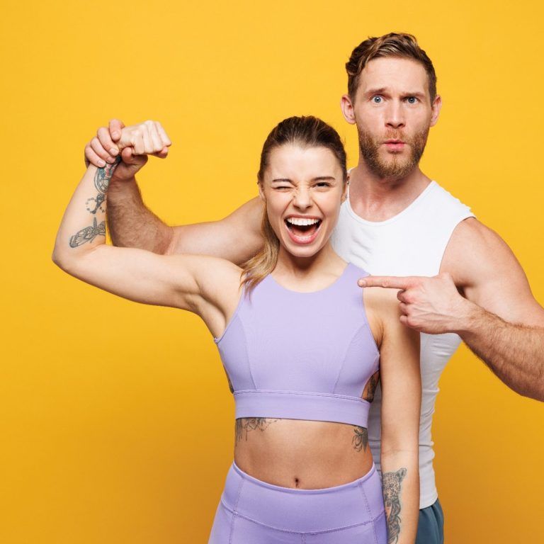 Drei Freunde, glücklich lachend nach einem Probetraining im Fitnessstudio Kenpokan in Hannover